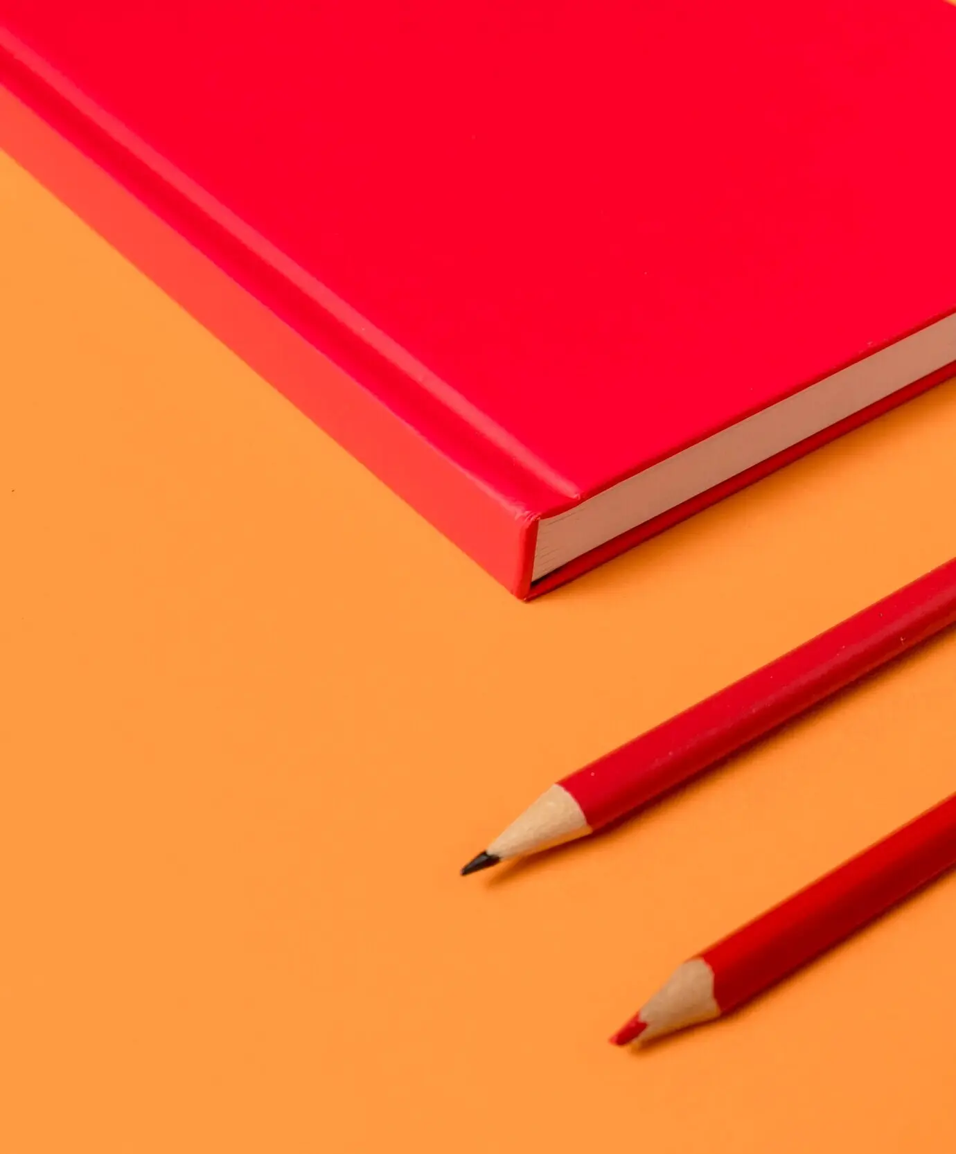 Draufsicht auf einen minimal gehaltenen Schreibtisch mit Bleistiften.