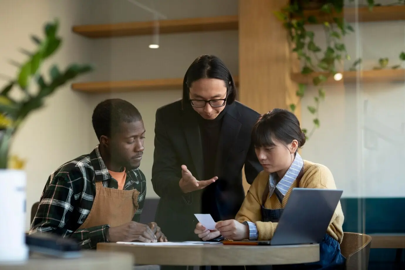 Halbnahe Aufnahme von Inhabern kleiner Unternehmen